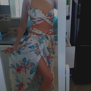 16 option top dress floral white, bright greens and redish hues